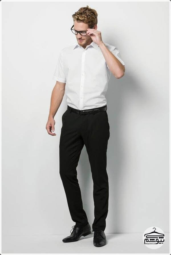 ست کردن پیراهن آستین کوتاه مردانه سفید با یک شلوار پارچه‌ای مردانه-۳