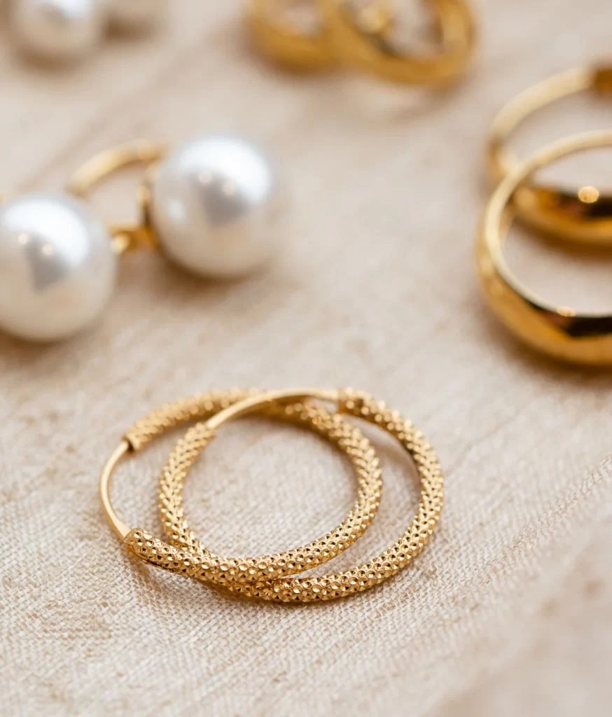 2 عدد گوشواره طلا ساده کنار هم