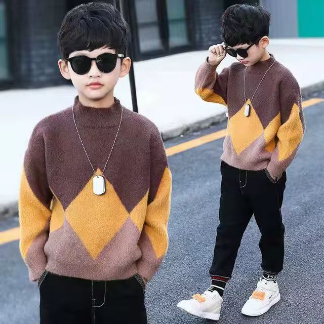 پسر 8 ساله اسیایی با لباس بافت قهوه ای و زرد با گردنبند