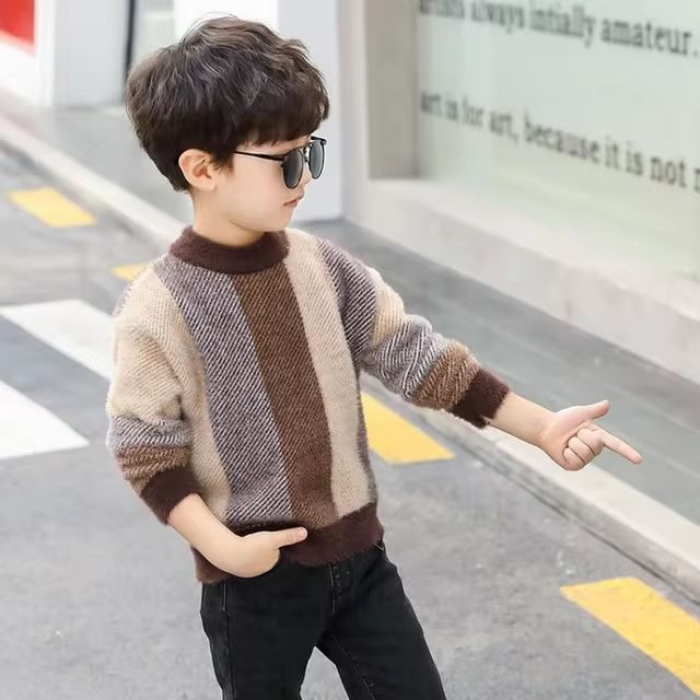 پسربچه اسیای با لباس بافت خط دار افقی قهوه ای و کرم