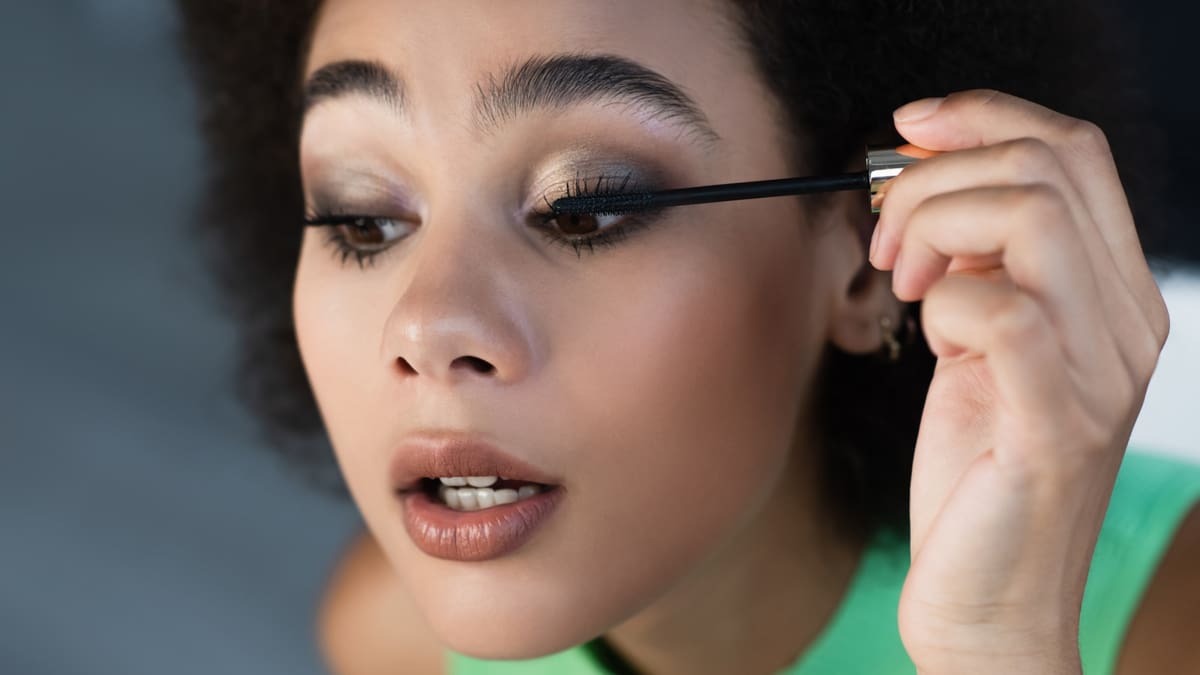 درشت‌تر نشان دادن چشم ها با ریمل