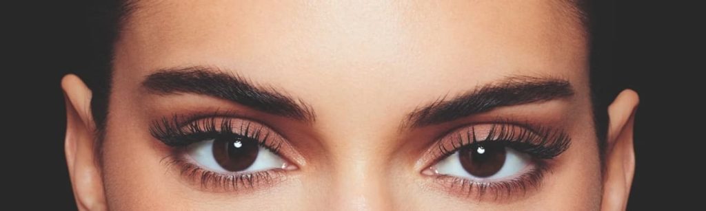 درشت‌تر نشان دادن چشم ها با ریمل