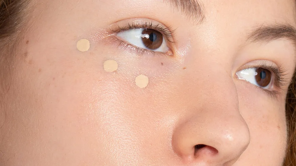 کانسیلر زدن برای ناپدید کردن لکه تو صورت