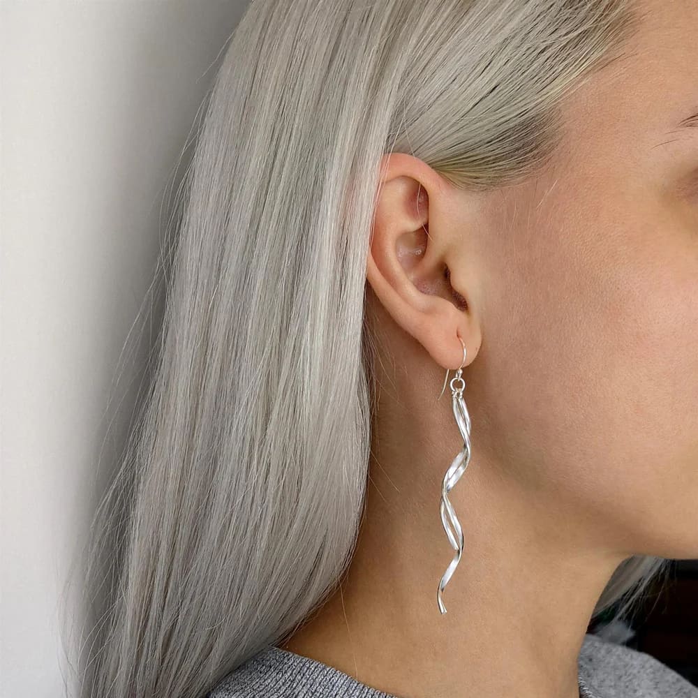 گوشواره نقره ای رنگ طرح ریسمان