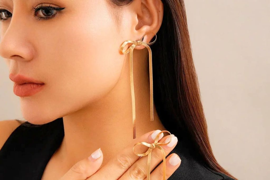 گوشواره طلا بلند به طرح گره کادو