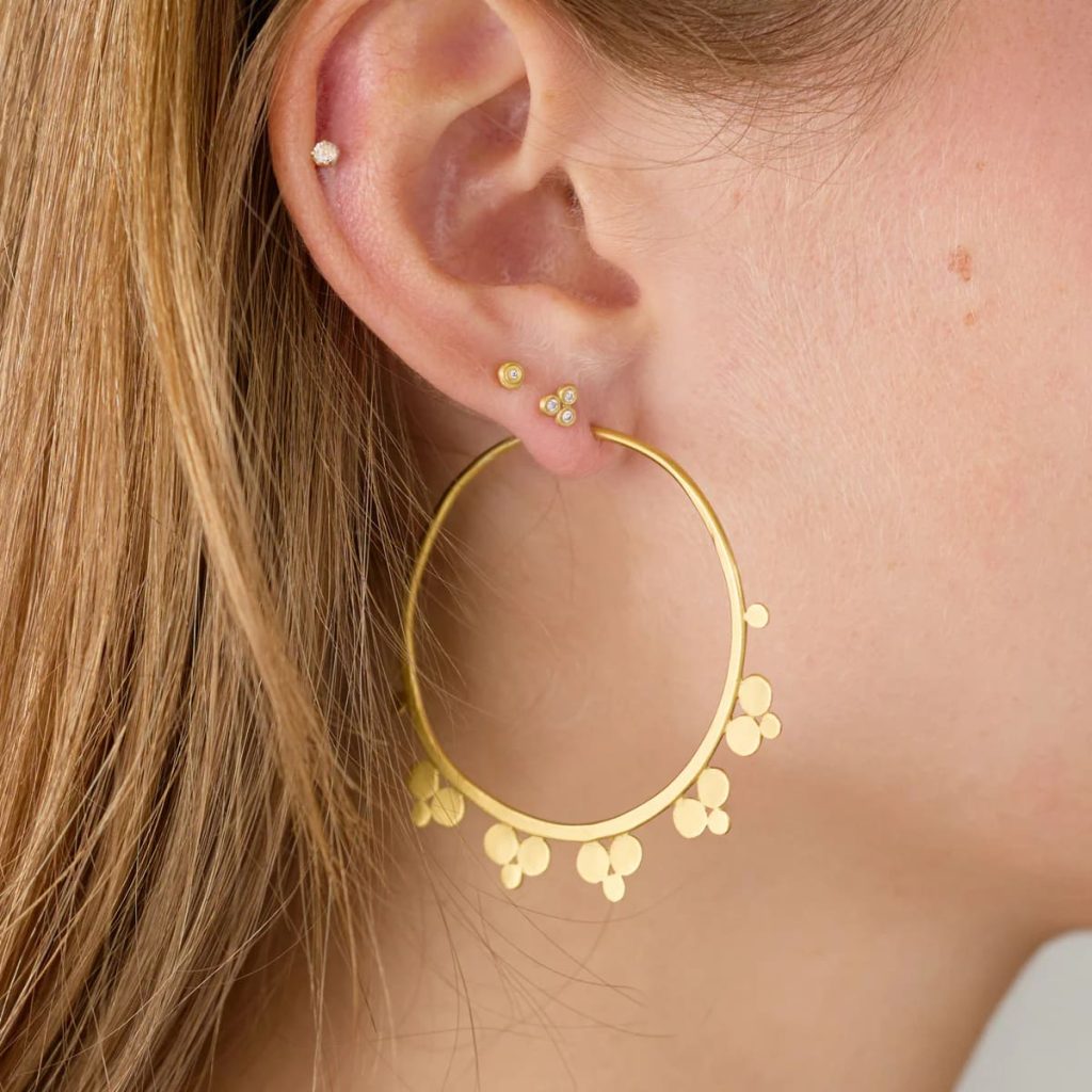 گوشواره حلقه ای طلا بزرگ با طرح گل