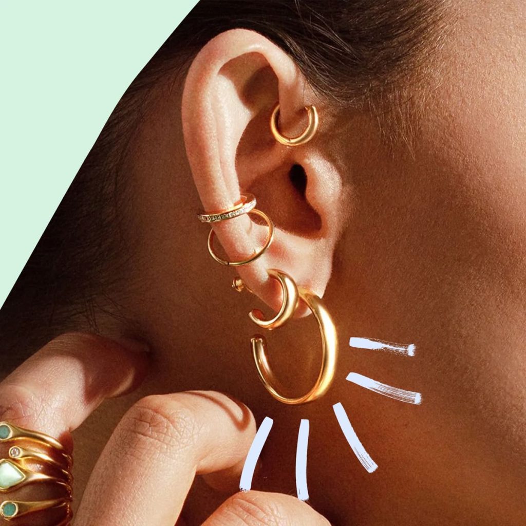 گوشواره طلا حلقه ای ساده
چندین عدد در گوش یک زن در سیازهای مختلف