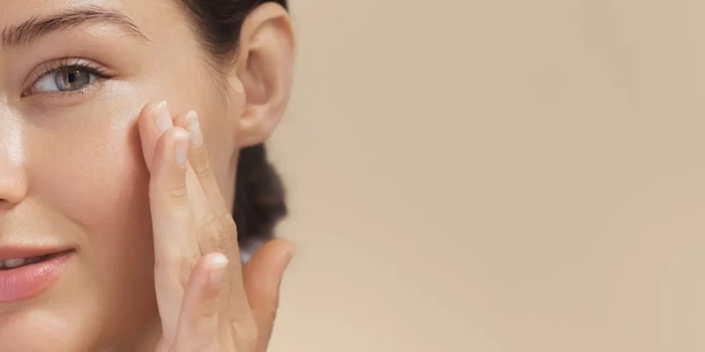 زن در حال پاکسازی صورت