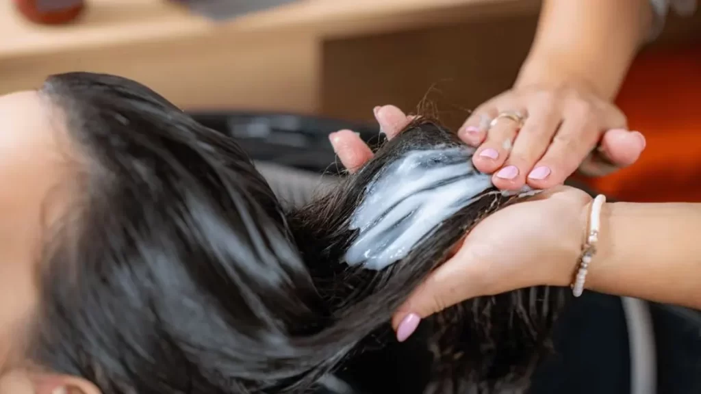 در حال استفاده از ماسک مو برای موهای کراتین شده