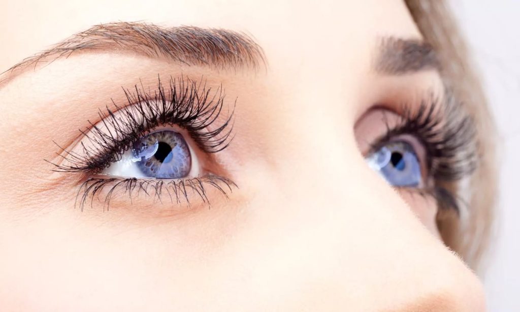 دختری با چشمان ابی زیبا و مژه های ریمل شده