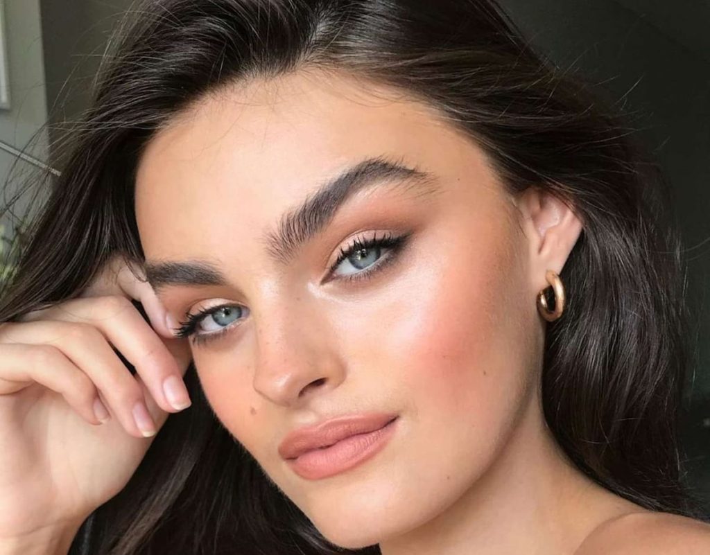 بهترین رژ لب و سایه چشم برای آرایش نود