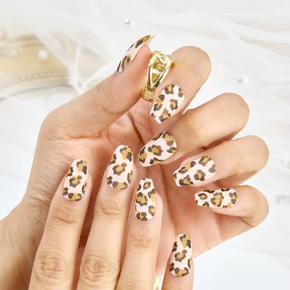 ناخن قهوه ای و طرح دار