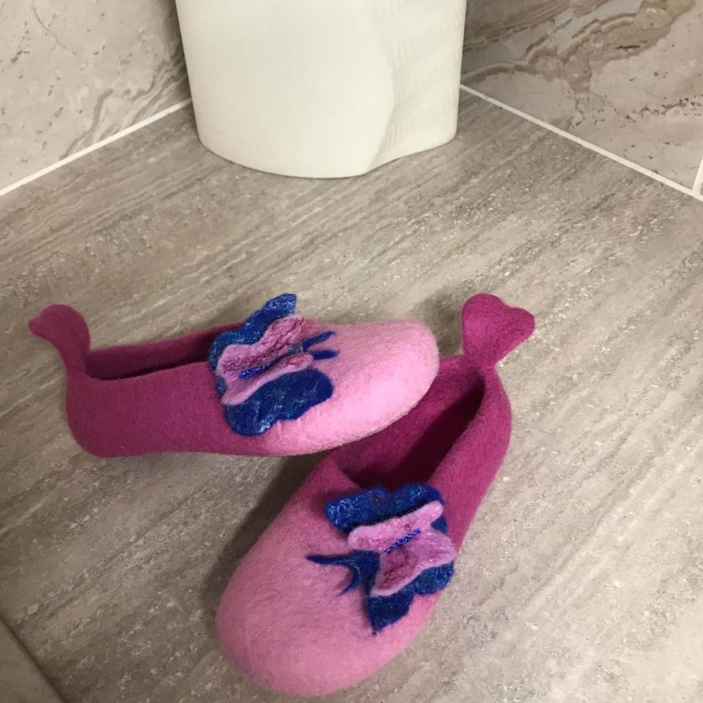 دمپایی پشمی خانگی صورتی با طرح گا های ابی