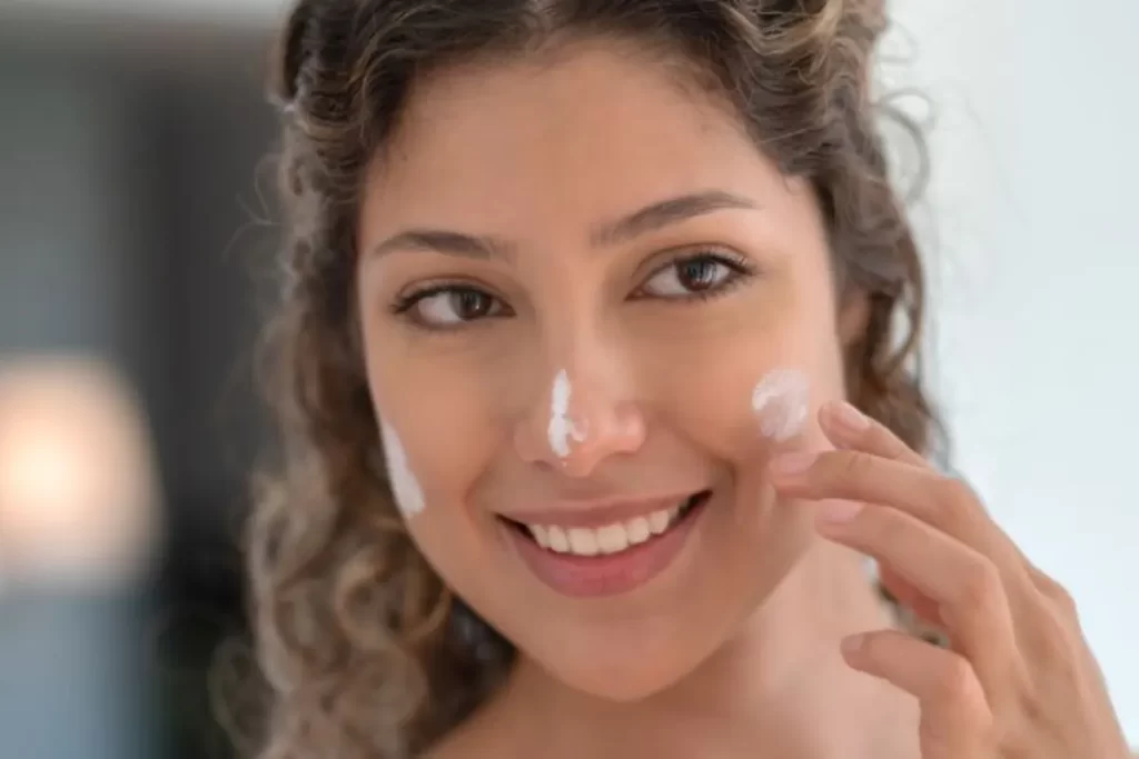 آیا باید در خانه هم ضد آفتاب بزنیم