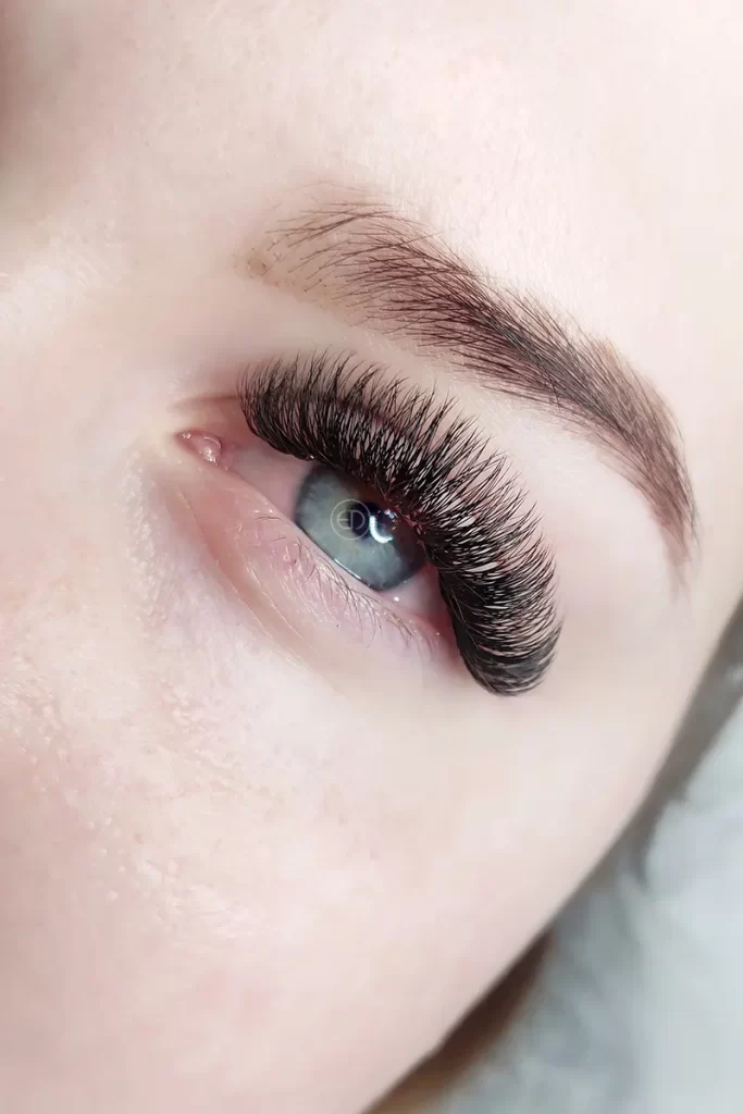 مژه مگاوالیوم بلند