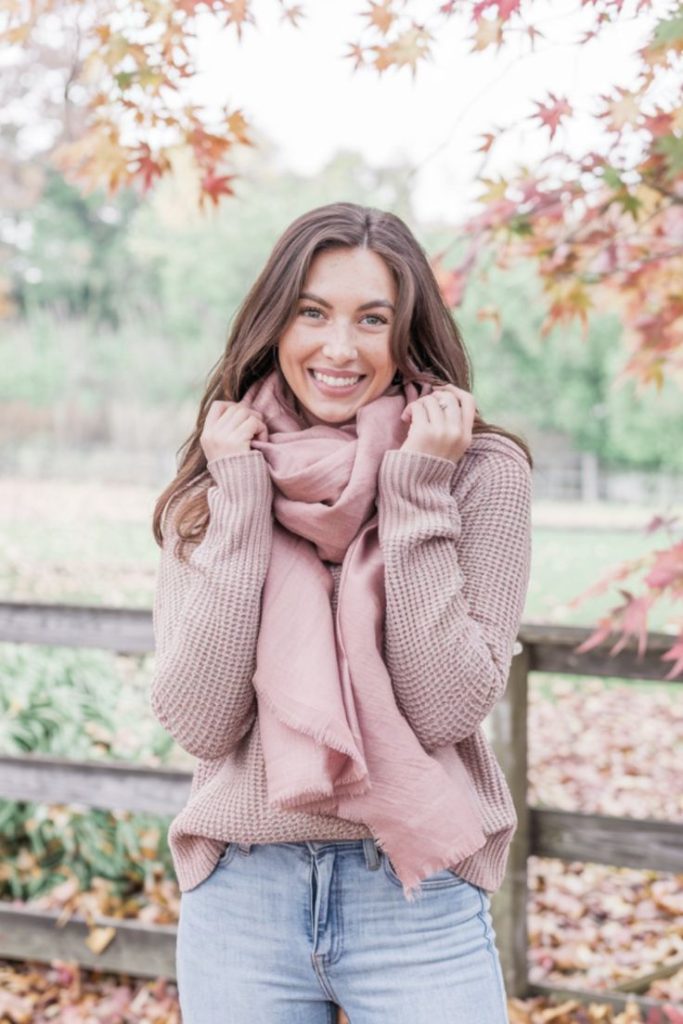 استایل پاییزی با شال صورتی