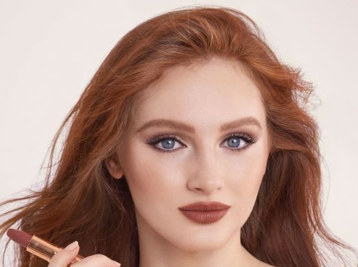 زن جذاب مو قهوه ای با رژ لب مات