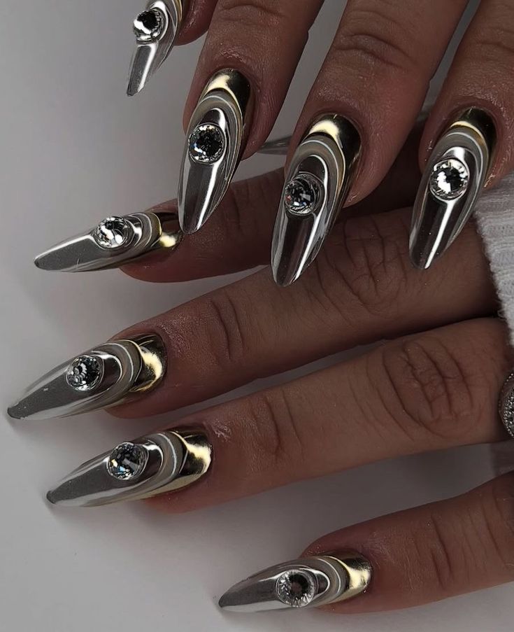 طراحی ناخن نقرهای با نگین درشت