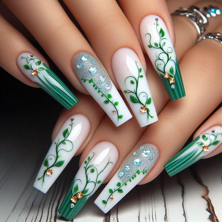 دیزاین ناخن سفید با برگ ها سبز