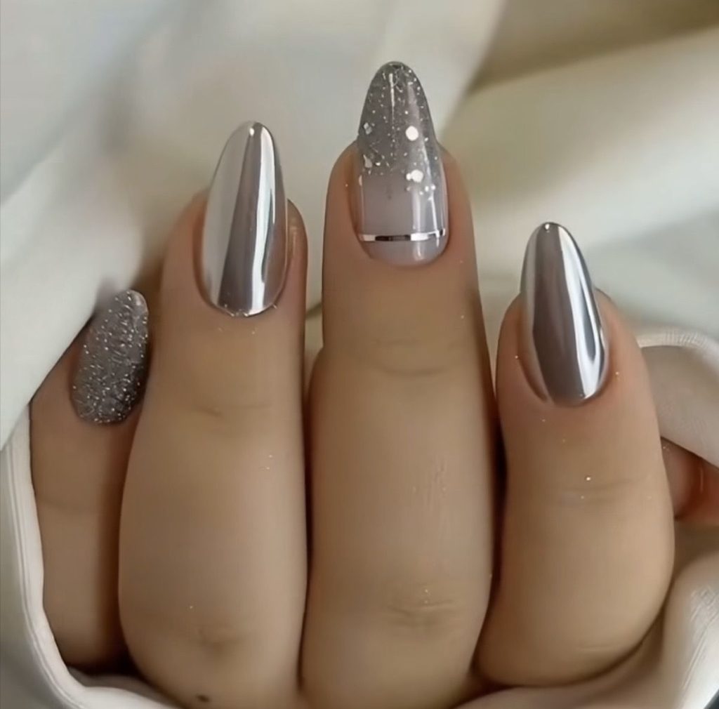 طراحی ناخن نقرهای