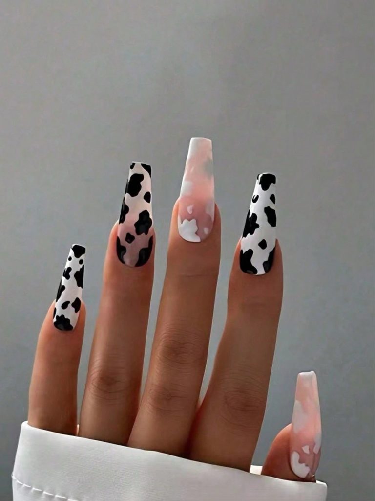 دیزاین ناخن با پترن گاوی سفید و سیاه