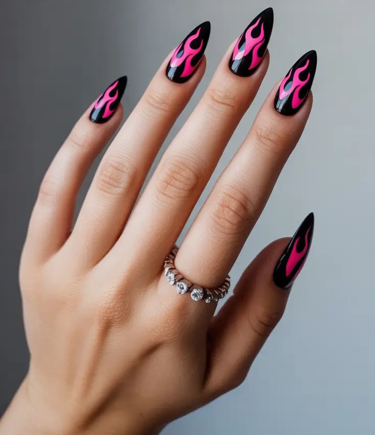 دیزاین ناخن مشکی به طرح اتش با رنگ سرخابی