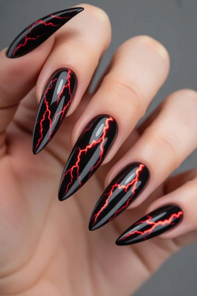دیزاین ناخن مشکی قرمز با طرح رعد و برق