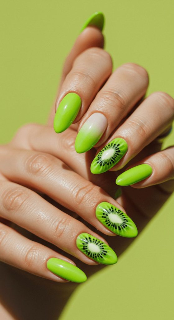 لاک سبز و طرح کیوی رو ناخن