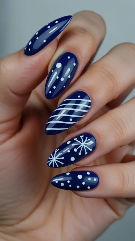 دیزاین آبی سفید ناخن