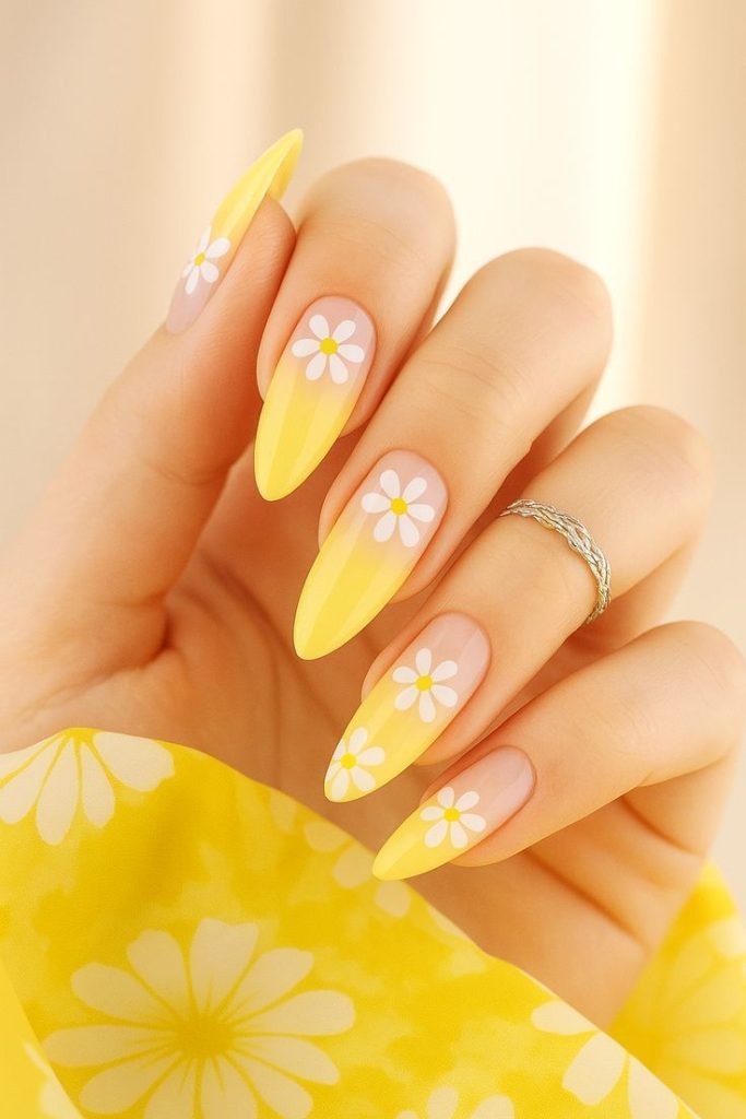 ناخن زرد سبا طرح گل
