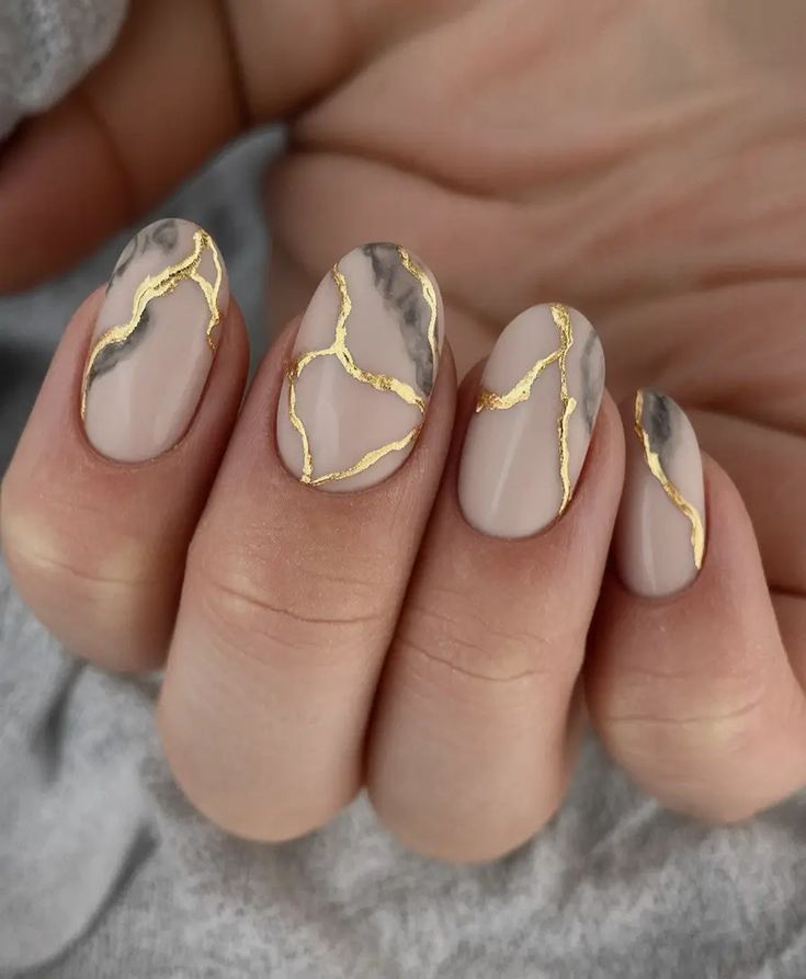 دیزاین ناخن مرمر طلایی