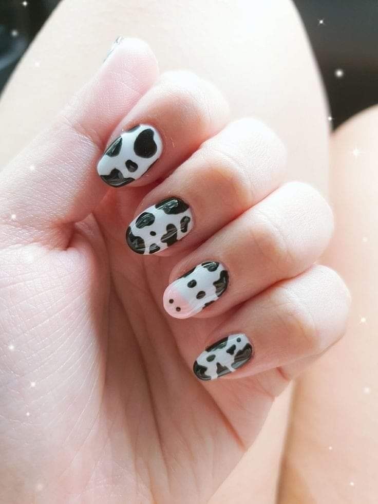 دیزاین ناخن با پترن گاوی سفید وسیاه