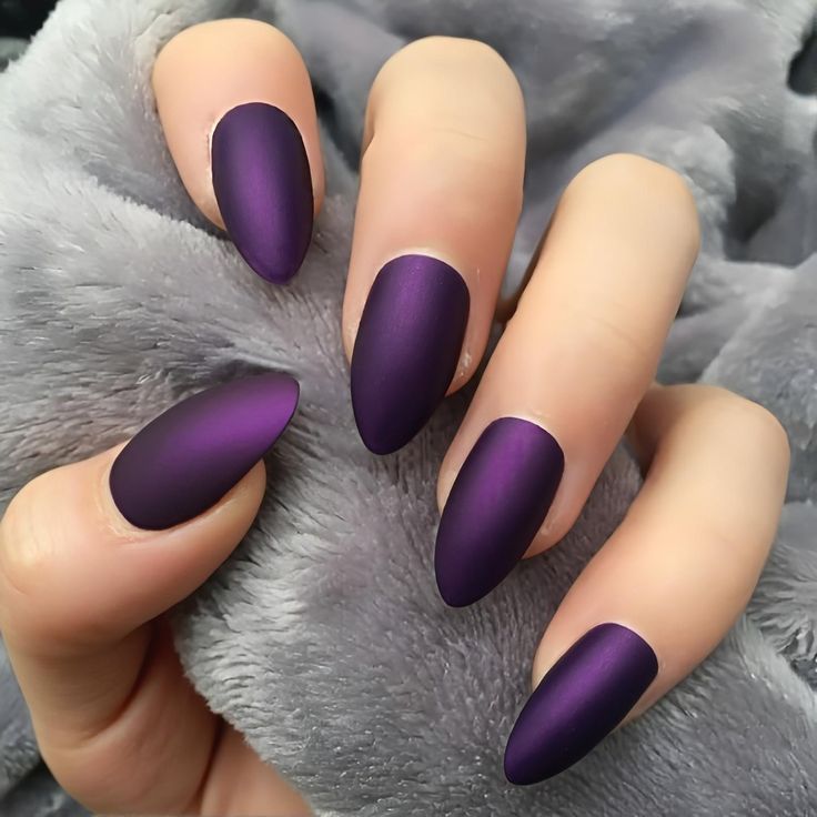 ناخن بنفش مات