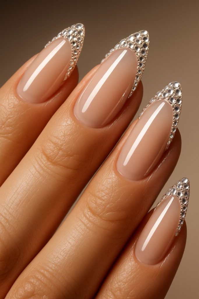 دیزاین نگینی ناخن صورتی