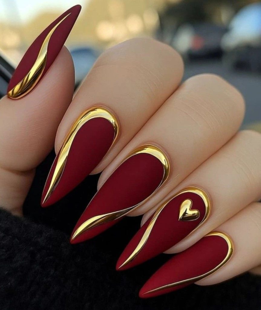 دیزاین ناخن قرمز با فرنچ طلایی