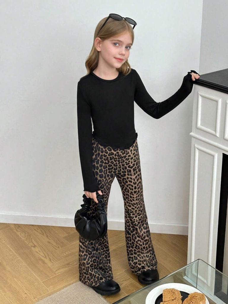 دختر بچه با شلوار پلنگی