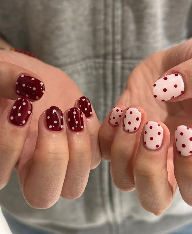 دیزاین ناخن کوتاه سفید و قرمز خالخالی