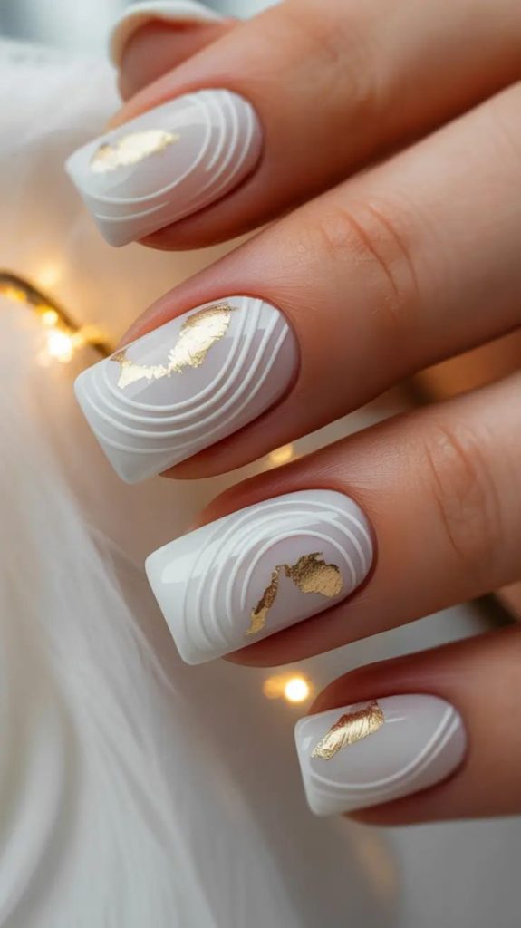 طراحی سفید ناخن با تیکه های طلایی