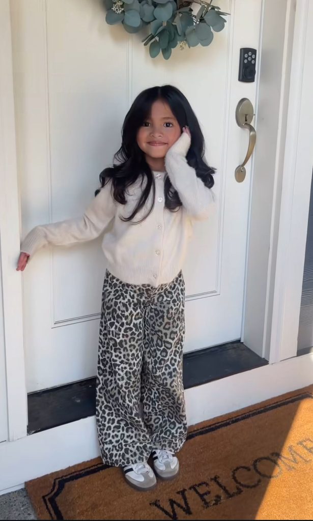 دختر بچه با شلوار پلنگی