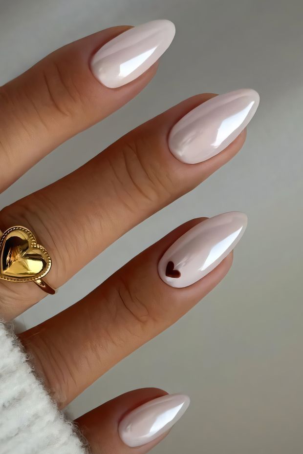 طرح ناخن مینیمال صورتی با قلب قرمز ریز