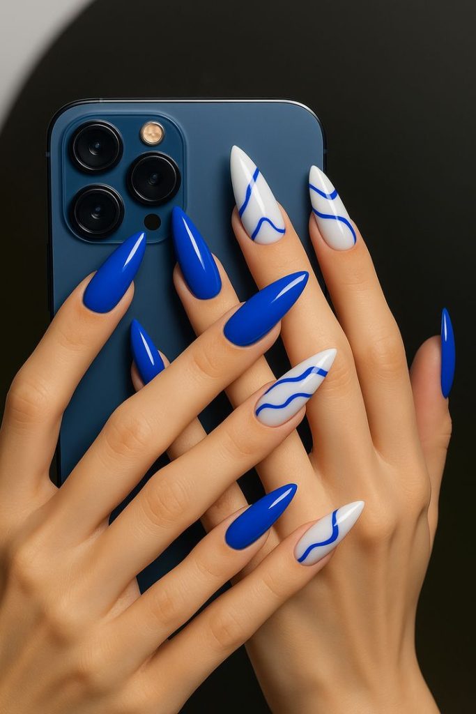 دیزاین آبی سفید ناخن
