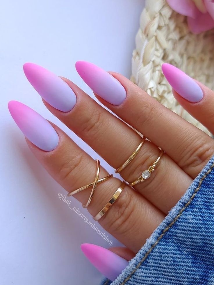 طراحی آمبره ناخن بنفش کمرنگ