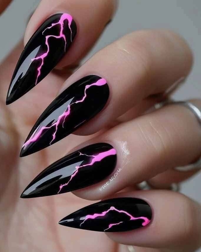 ناخن بلند سیاه با خطوط صورتی