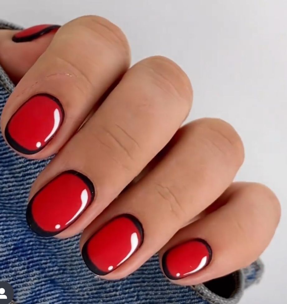 دیزاین ناخن کوتاه قرمز با فرنچ سیاه