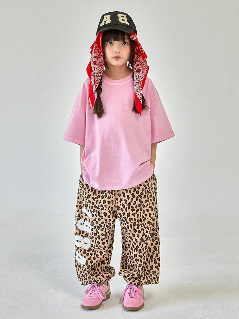 دختر بچه با شلوار پلنگی