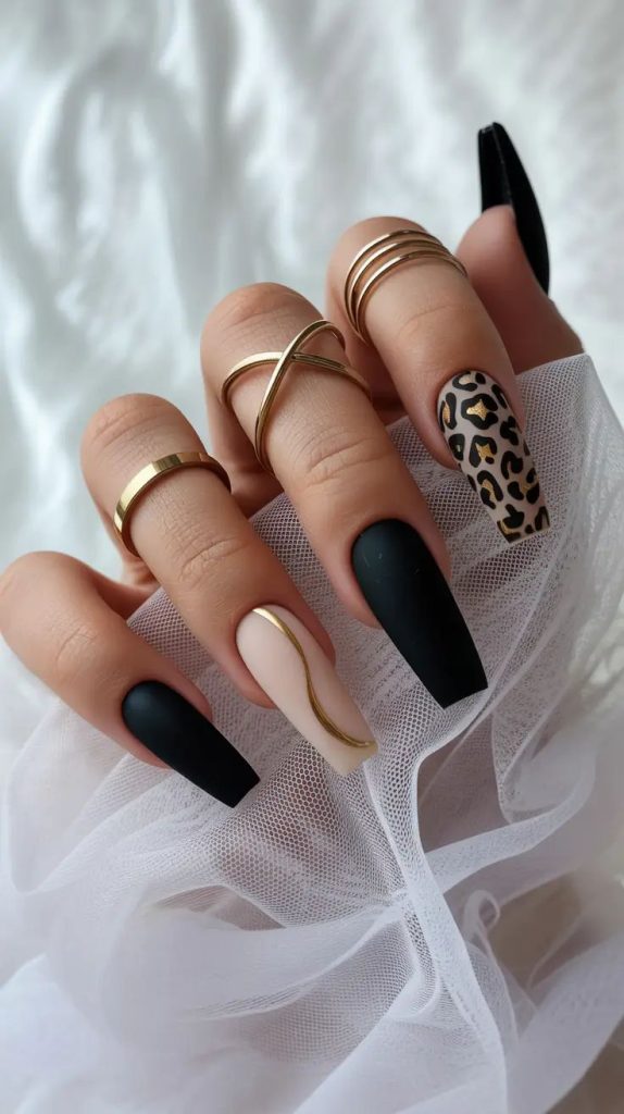 طراحی ناخن مات سیاه و سفید