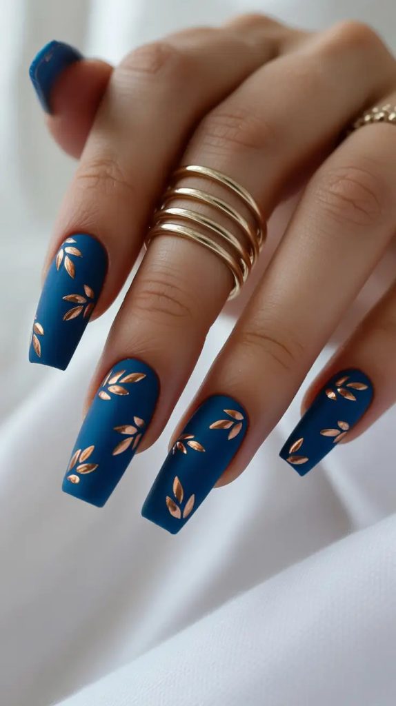 ناخن ابی مات با طرح گل برگ های طلایی