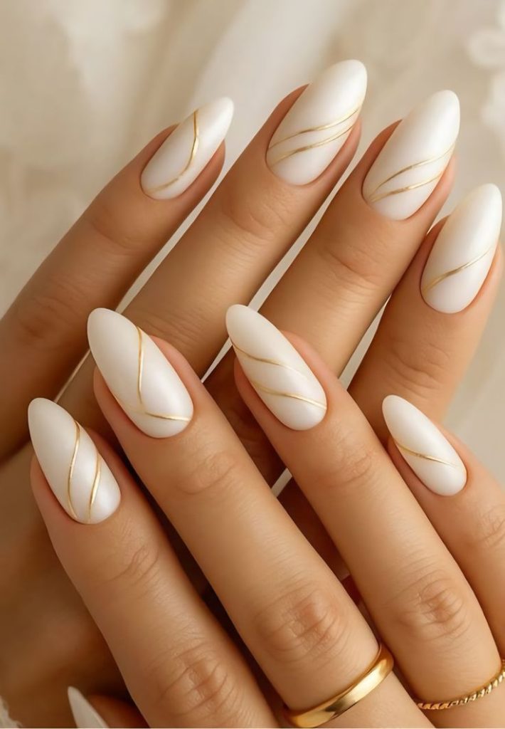 طرح ناخن مینیمال سفید با خطوط طلایی