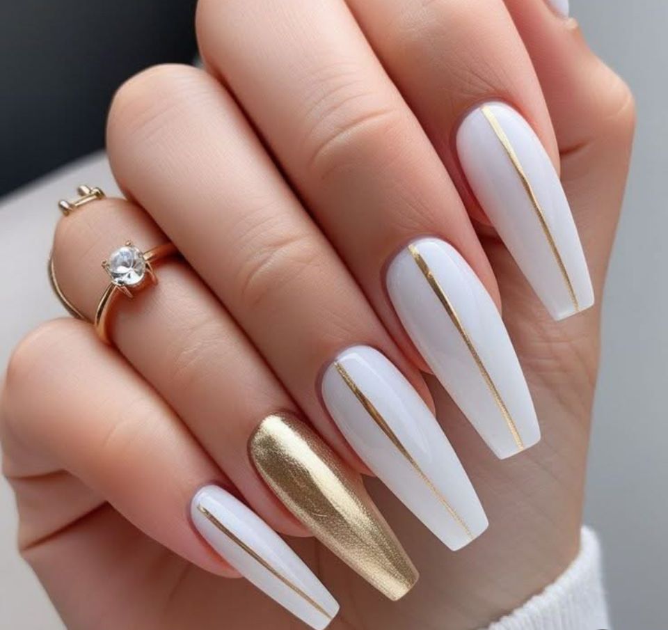 طراحی سفید ناخن با خطوط صاف طلایی