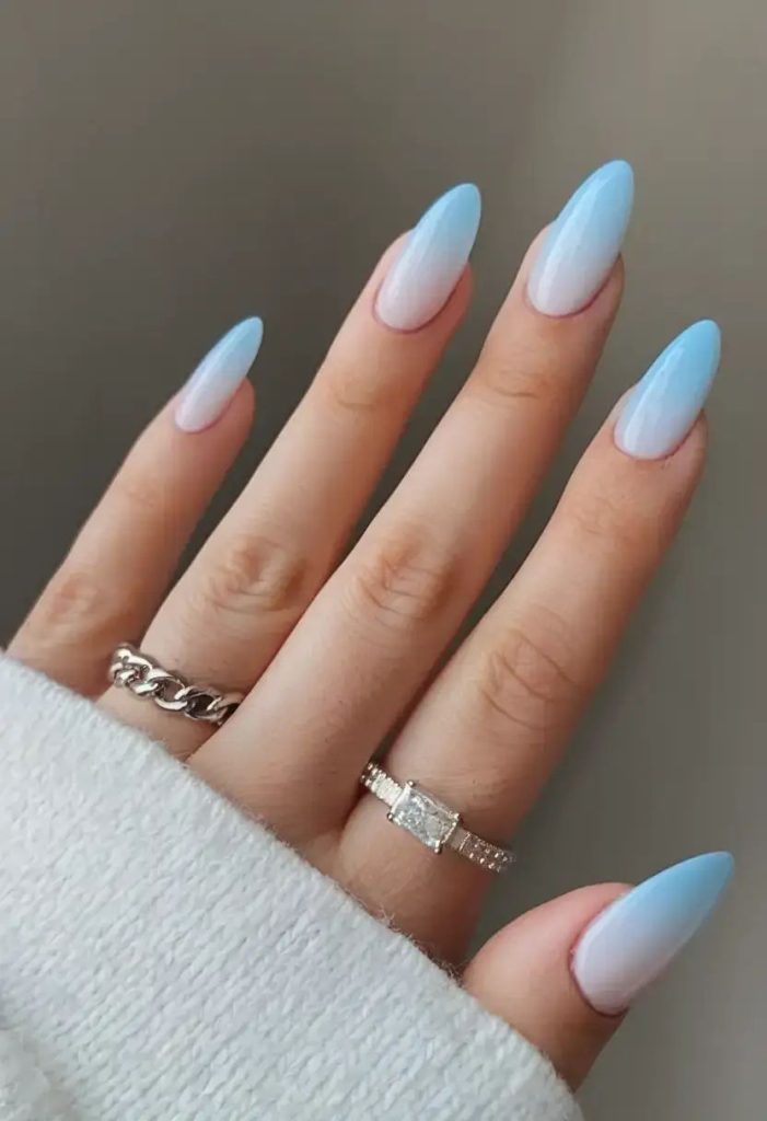 ناخن آبی روشن و سفید